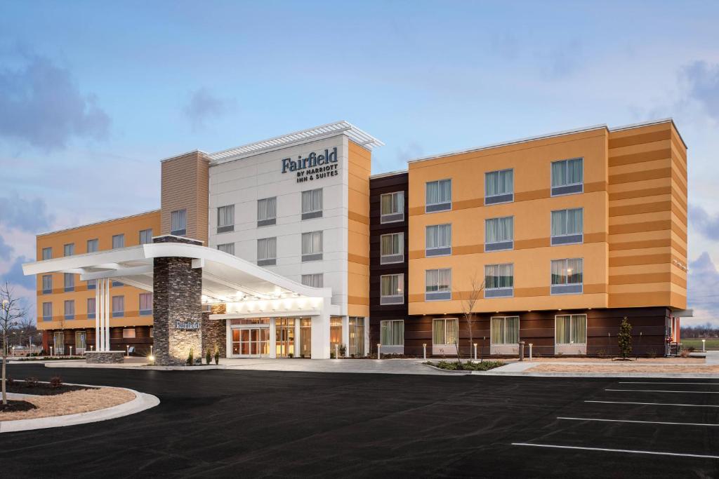 马里恩Fairfield Inn & Suites by Marriott Memphis Marion, AR的停车场酒店 ⁇ 染