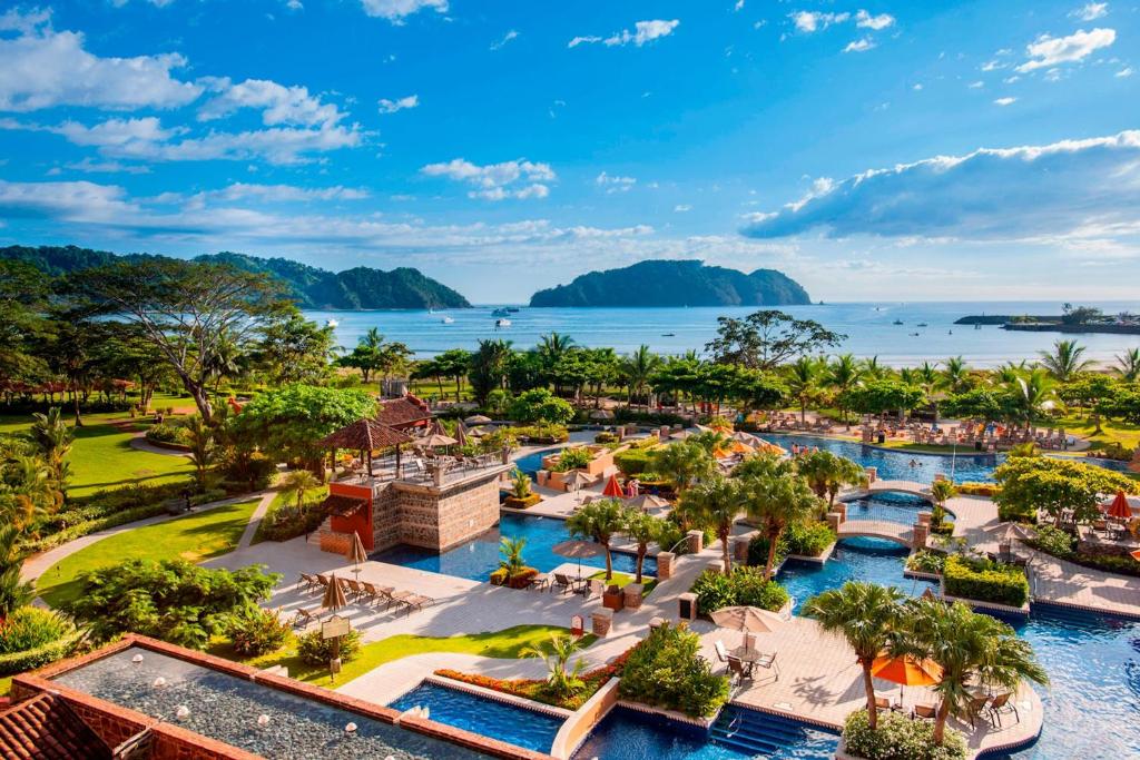 雅科罗苏诺思万豪海洋酒店及高尔夫度假村的享有度假村和水上公园的空中景致