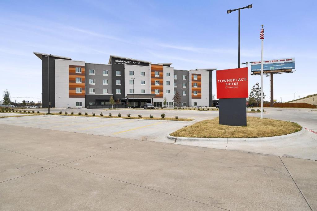 韦科TownePlace Suites Waco Northeast的停车场里红色标志的建筑