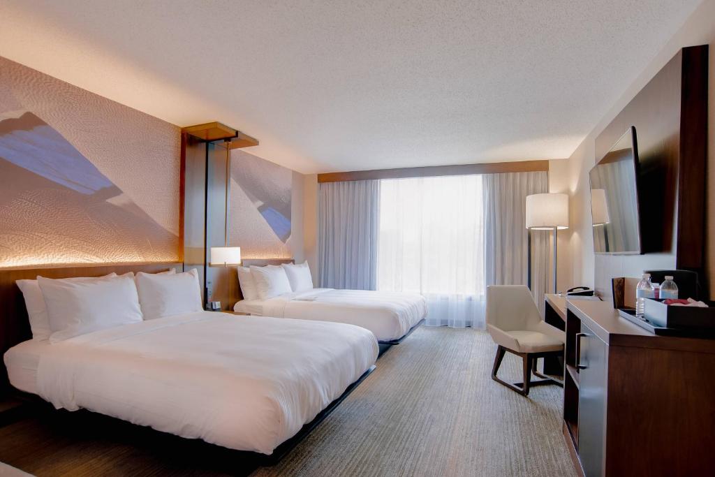 肖特帕姆短泵里士满万豪酒店的酒店客房配有两张床和一张书桌
