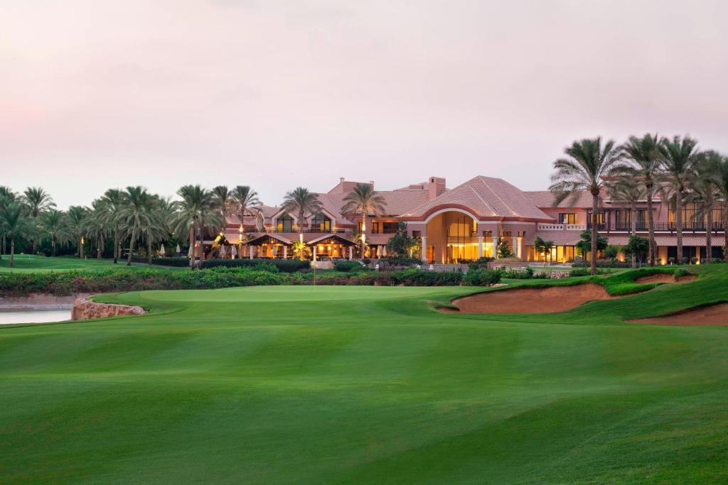 开罗The Westin Cairo Golf Resort & Spa, Katameya Dunes的享有度假村高尔夫球场的景致。