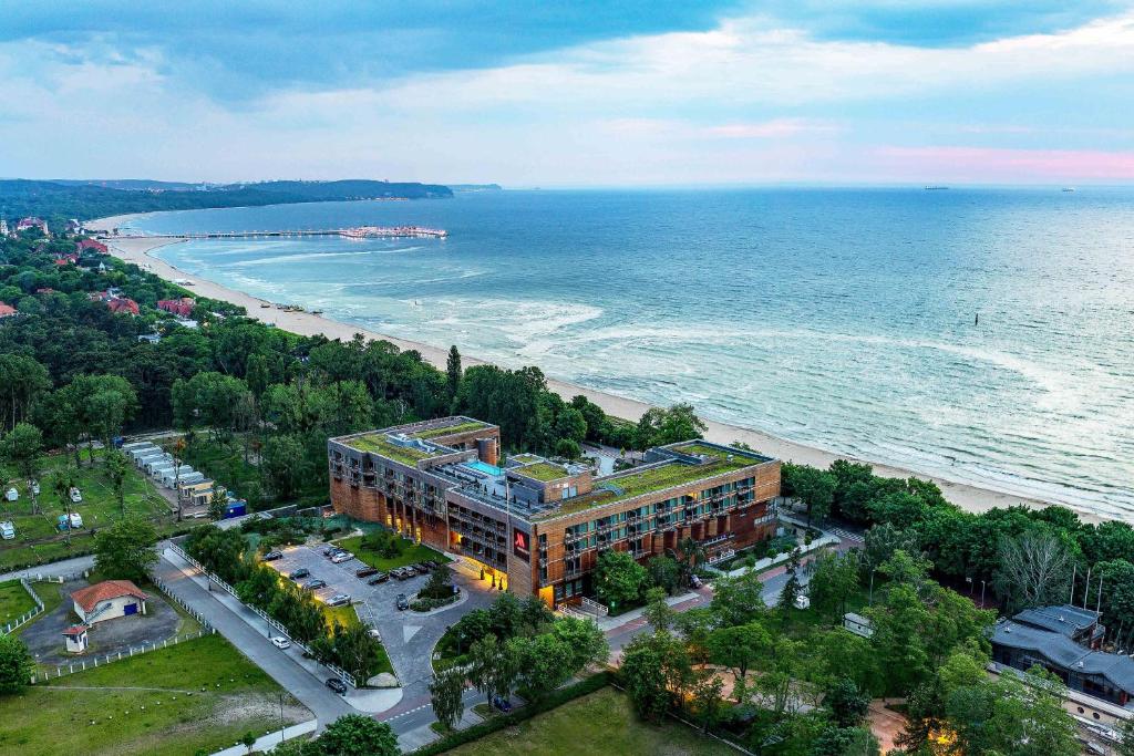 索波特索波特万豪度假酒店及Spa的海滩旁一座建筑的空中景观