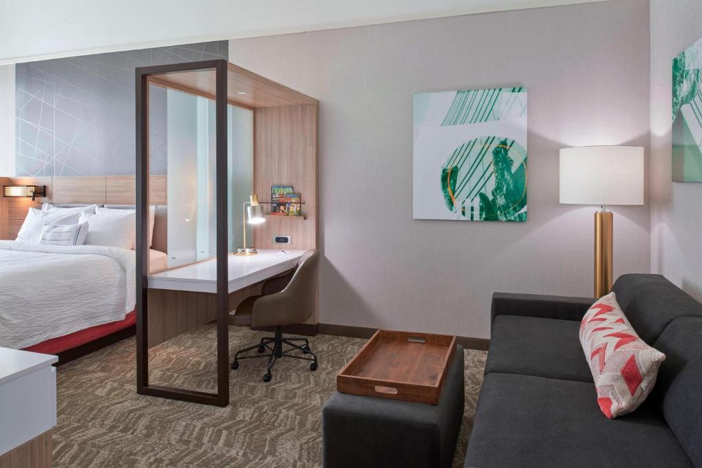 东兰辛SpringHill Suites by Marriott East Lansing University Area, Lansing Area的配有一张床和一张书桌的酒店客房