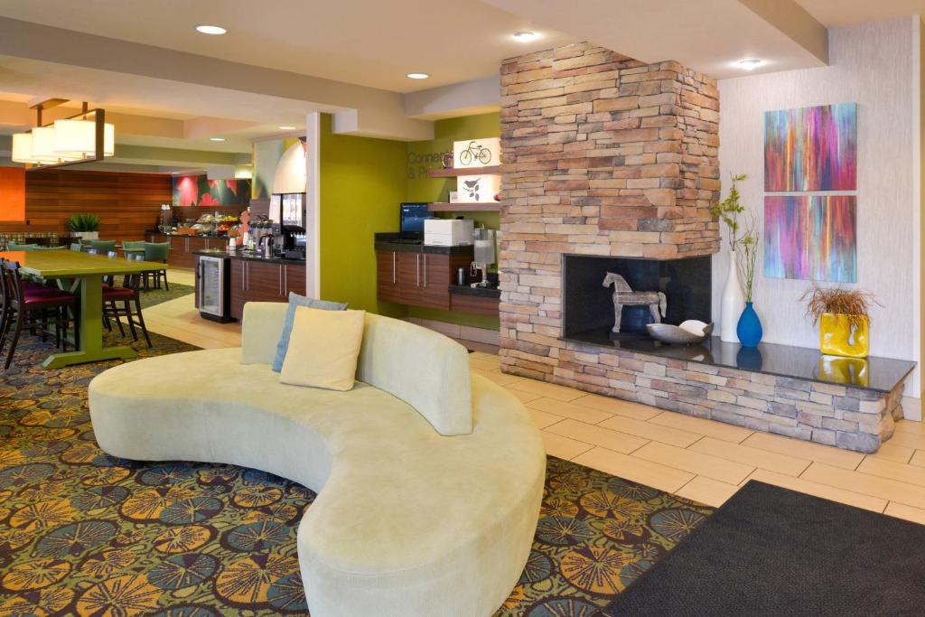 雷顿盐湖城莱顿费尔菲尔德客栈的带沙发和壁炉的客厅
