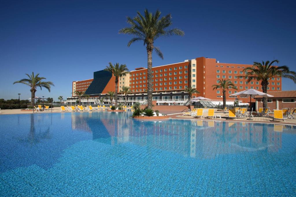 罗马罗马万豪公园酒店的酒店前方的大型游泳池