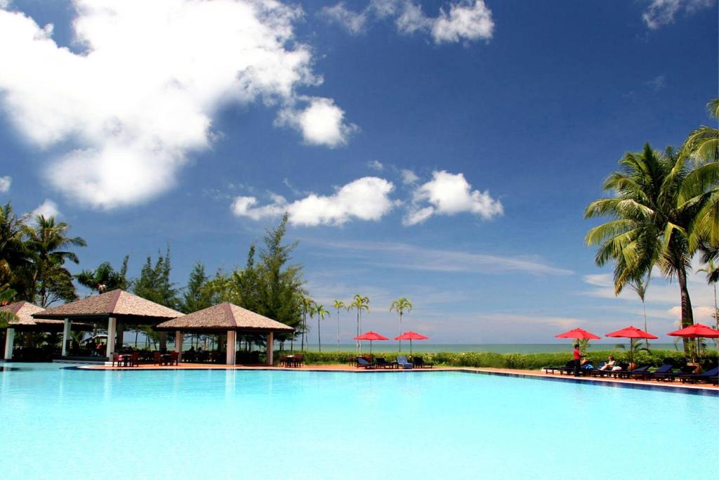 米里美里万豪度假酒店的一座棕榈树和遮阳伞的大型游泳池