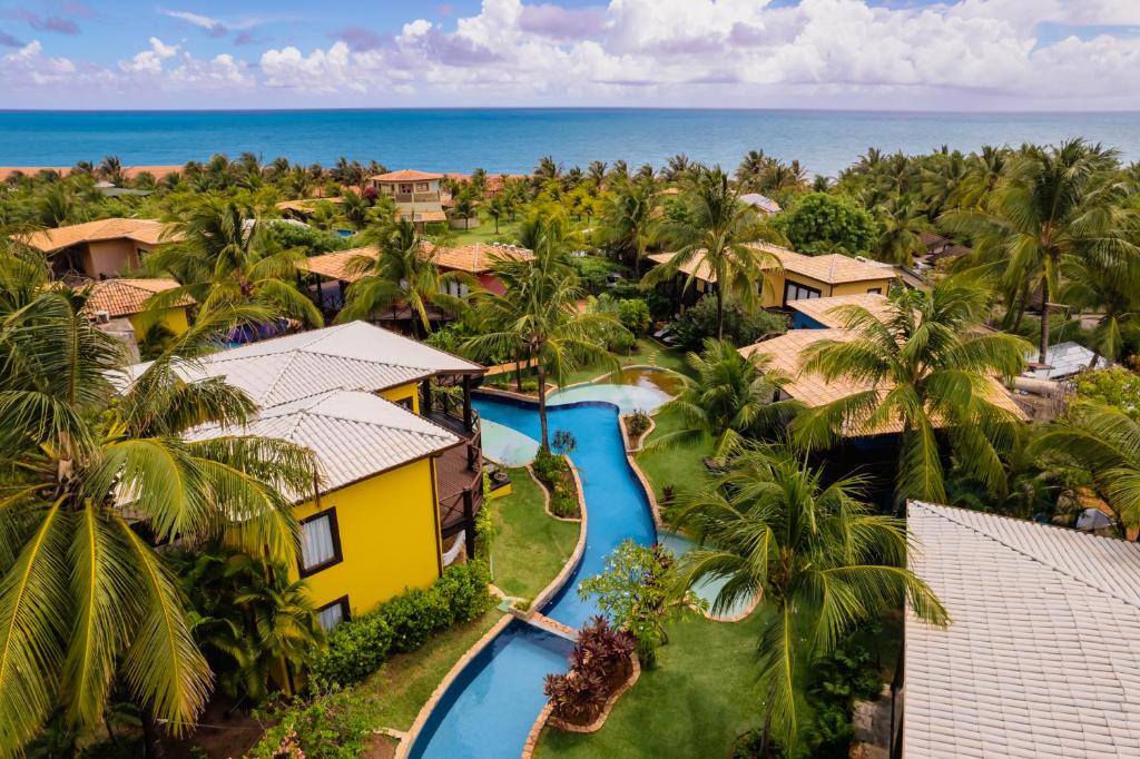 皮帕多莫斯别墅酒店的享有带游泳池和海洋的度假村的空中景致