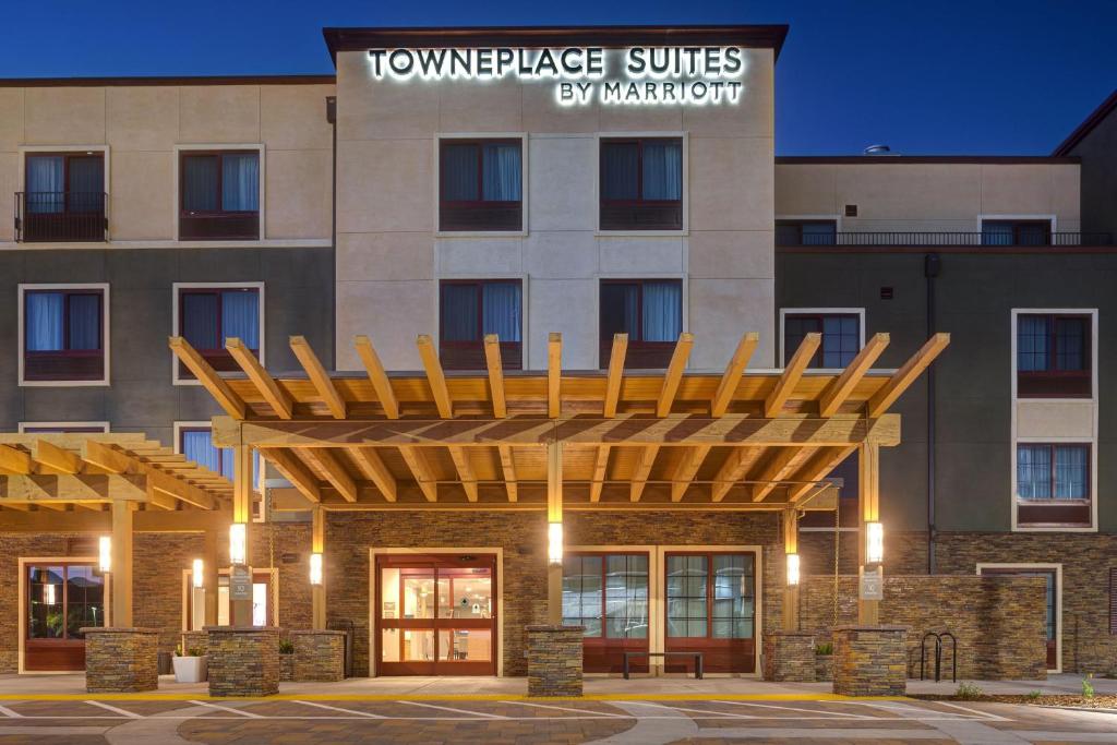 圣路易斯-奥比斯保TownePlace Suites by Marriott San Luis Obispo的享有酒店正面景色,设有一座建筑
