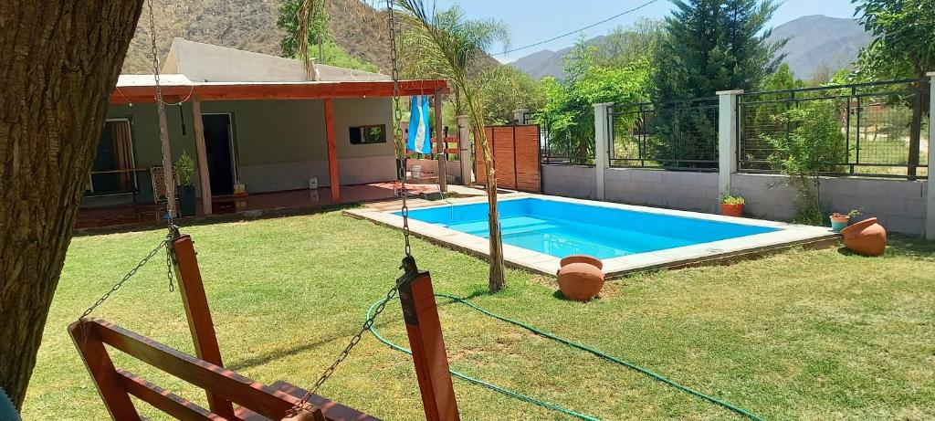 贝伦Casa de campo的一座房子的院子内的游泳池