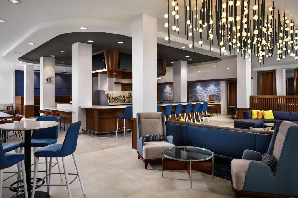 圣地亚哥圣地亚哥米森谷/酒店区万怡酒店的大堂设有带蓝色椅子和桌子的酒吧