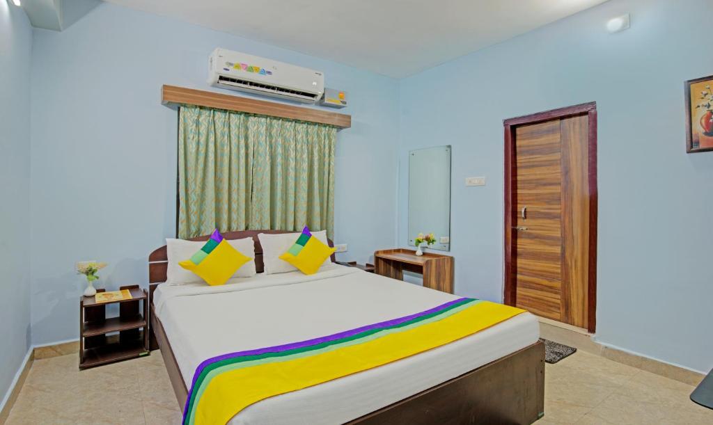 布巴内什瓦尔Itsy By Treebo - Sidhartha Residency的一间卧室配有一张特大号床。