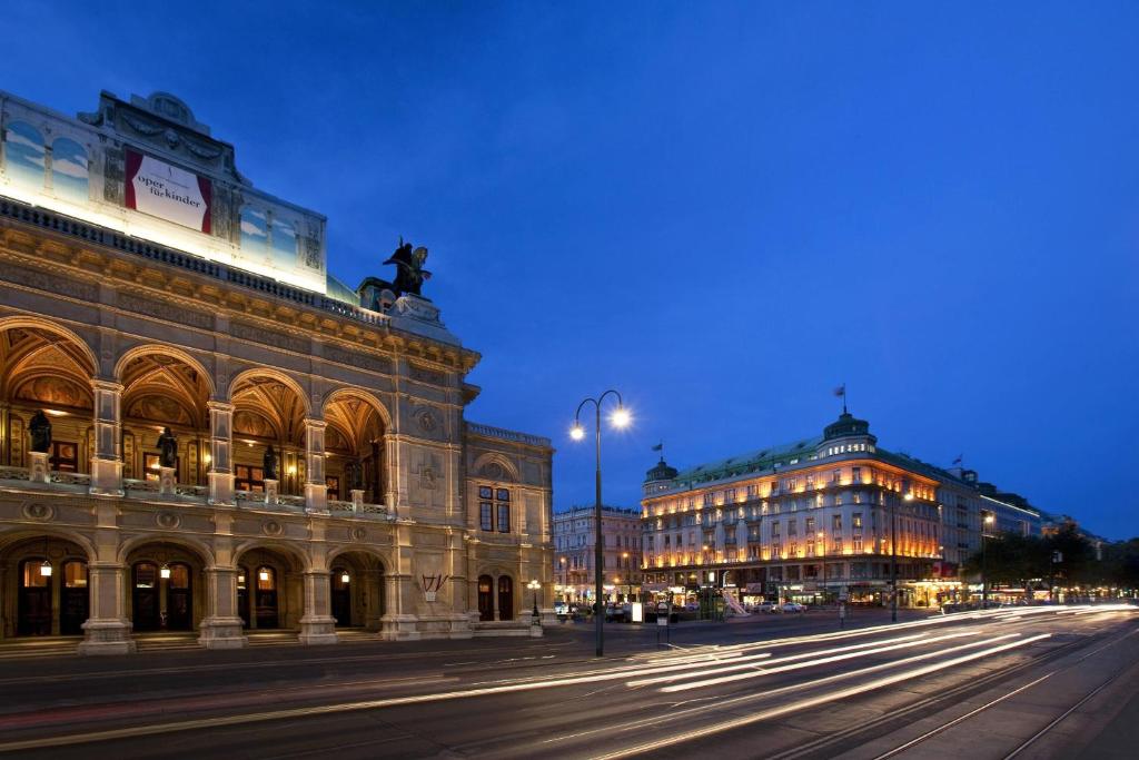 维也纳Hotel Bristol, a Luxury Collection Hotel, Vienna的夜夜视的城市街道,有建筑和路灯