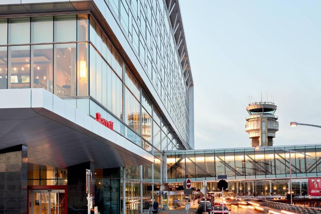 多瓦尔Marriott Montreal Airport In-Terminal Hotel的背景中带有控制塔的建筑景观