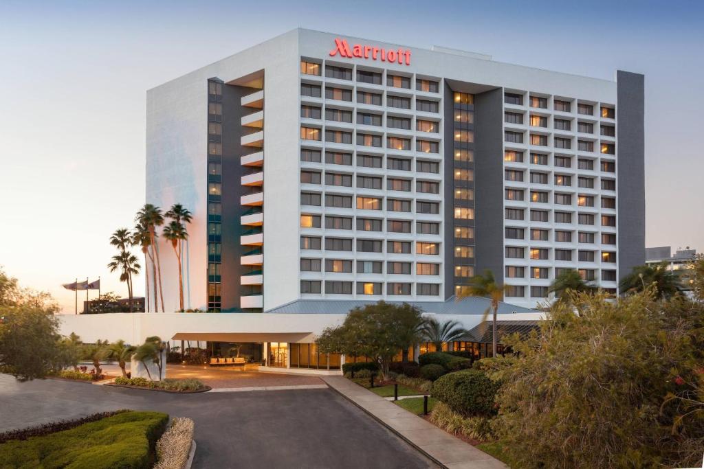 坦帕Marriott Tampa Westshore的酒店大楼前面设有停车场