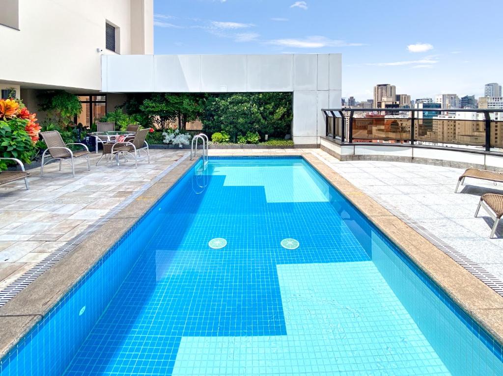 圣保罗Hotel Corporativo na Faria Lima的一座大楼顶部的游泳池