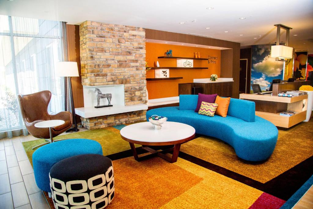 波卡特洛波卡特洛万枫酒店的客厅设有蓝色的沙发和壁炉