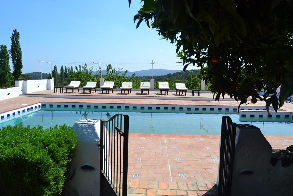 查兹拉德拉谢拉拉斯维加斯纳韦苏艾拉斯酒店的游泳池旁设有椅子和围栏
