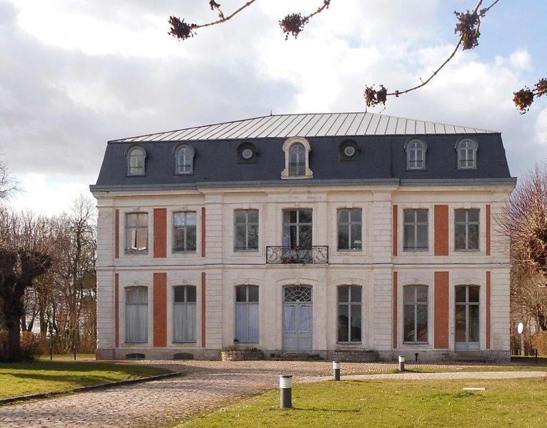 杜埃Appartement château de Lewarde的大型白色房屋,设有 ⁇ 盖
