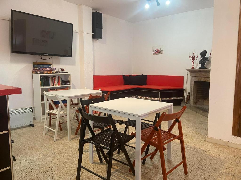 La FregenedaEl Abigero II的客厅配有两张桌子和一张红色沙发