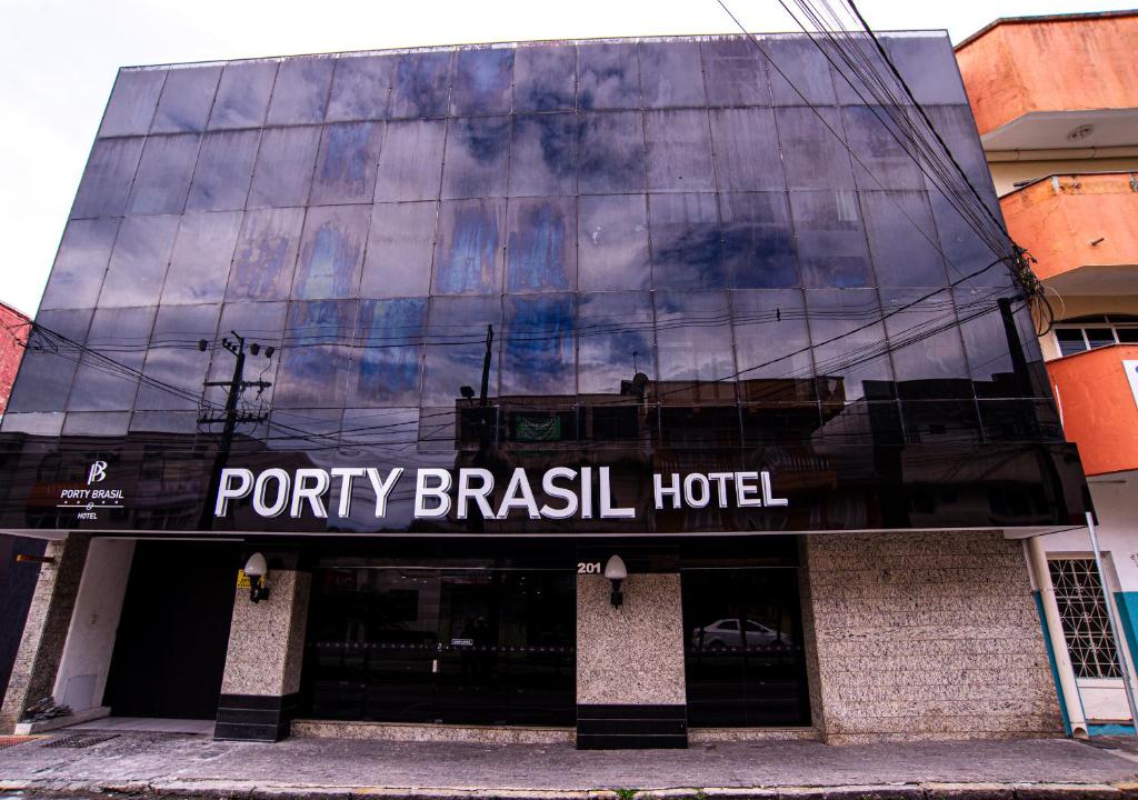 巴拉那瓜Porty Brasil Hotel的一座建筑,上面有读到陶醉酒的标志
