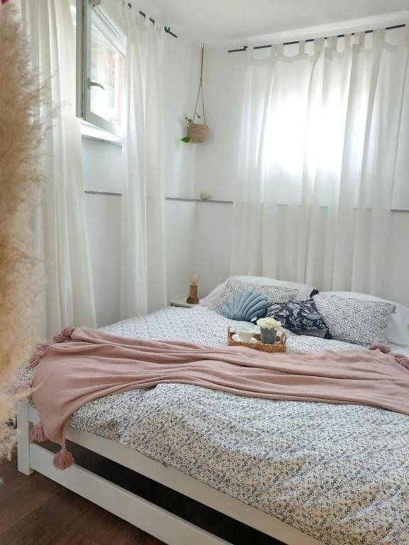 木洛希尼Apartment46的一间卧室配有白色窗帘的床