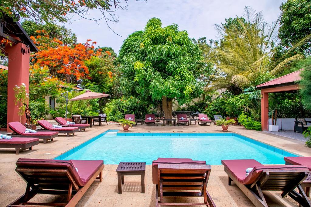 Brufut冈比亚西比斯科斯旅馆的一个带躺椅和椅子的游泳池