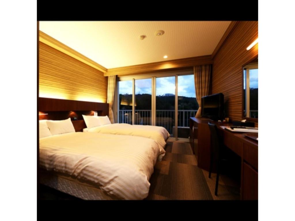 KanayamaIyashinoYado Akariya - Vacation STAY 74753v的配有窗户的酒店客房内的两张床