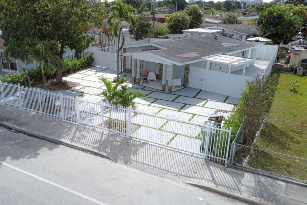 迈阿密Dream House 4B/2B King Bed Miami Springs, FL的白色房子前面的白色围栏