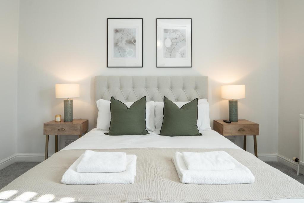 切斯特Southview Stays - Three bedroom House的一间卧室配有一张带两盏灯的大型白色床。