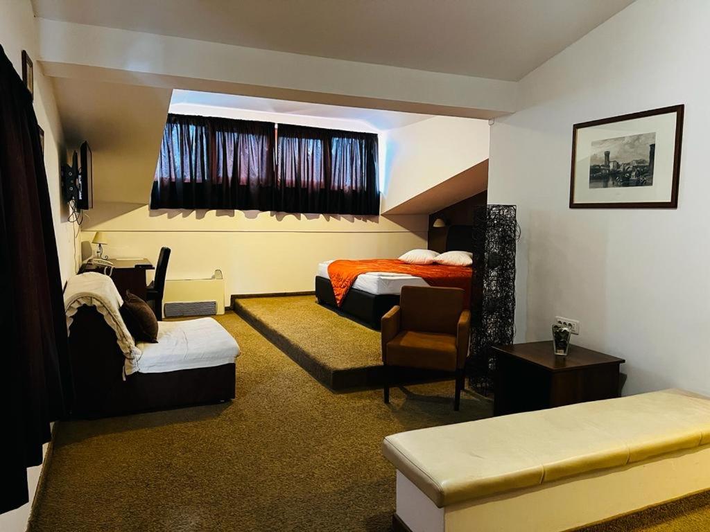 巴尼亚卢卡Stara Ada Banja Luka的酒店客房,配有两张床和椅子