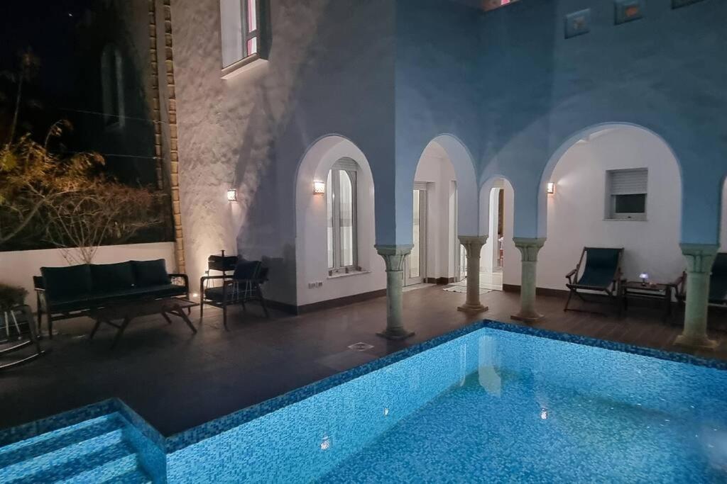 DjerbaVilla des Lotophages的一间房子,在房间内有游泳池