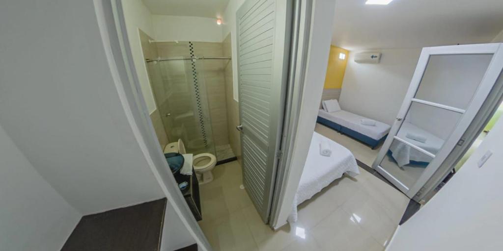莱蒂西亚Hotel River Suite的带淋浴和镜子的小浴室