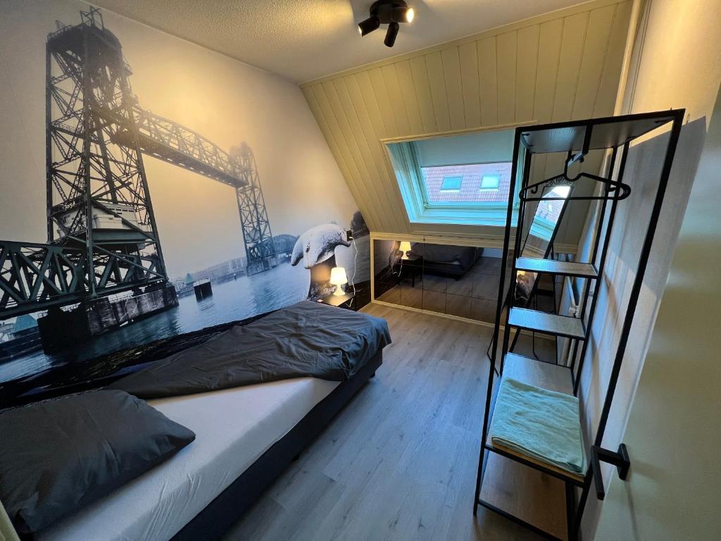 鹿特丹Rotterdam Citytrip House的一间卧室配有一张双层床和梯子