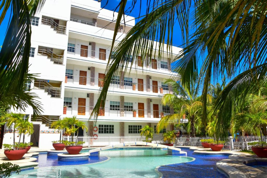 巴耶杜帕尔Hotel Campestre Villa Ocha的大楼前设有游泳池的酒店