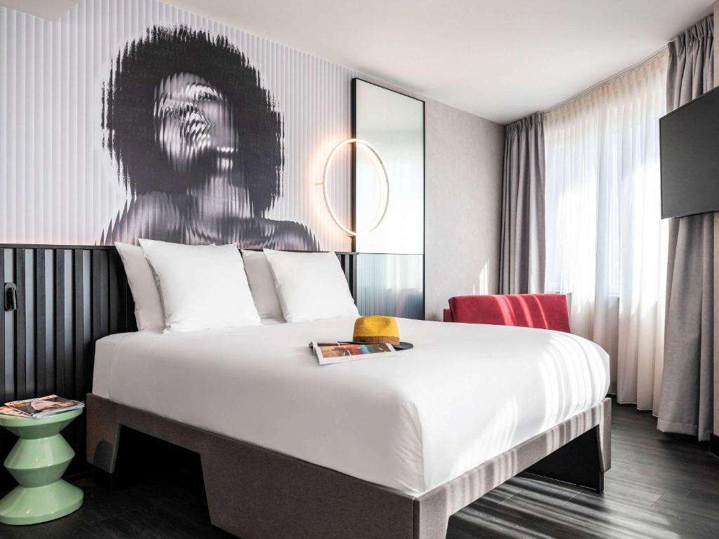 阿姆斯特丹Tribe Amsterdam City的一间卧室配有一张壁画床