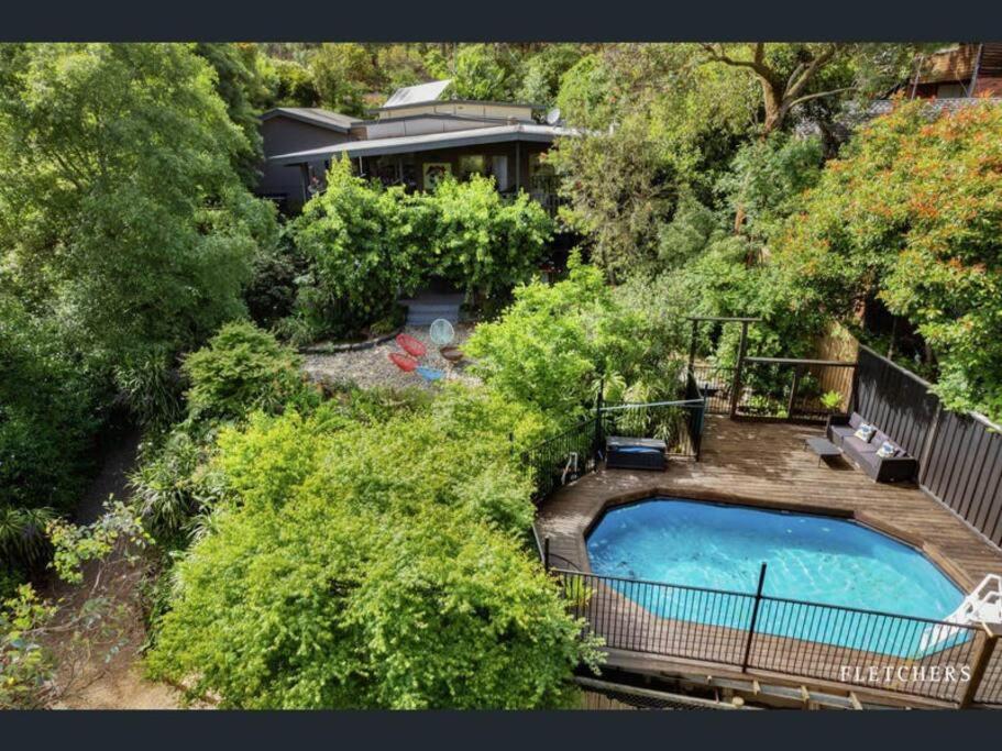 WarrandyteResort-style 4 bdrm home w pool, spa & billiards!的享有庭院游泳池的顶部景色