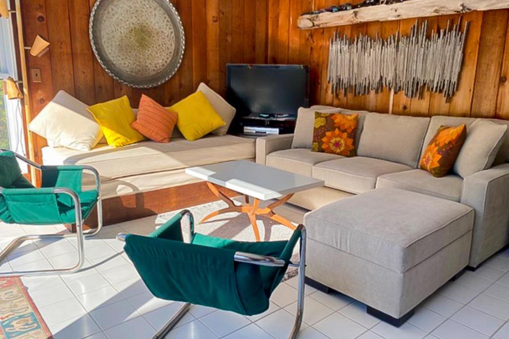 Ocean Bay ParkCasa de Zeus的客厅配有沙发和桌椅