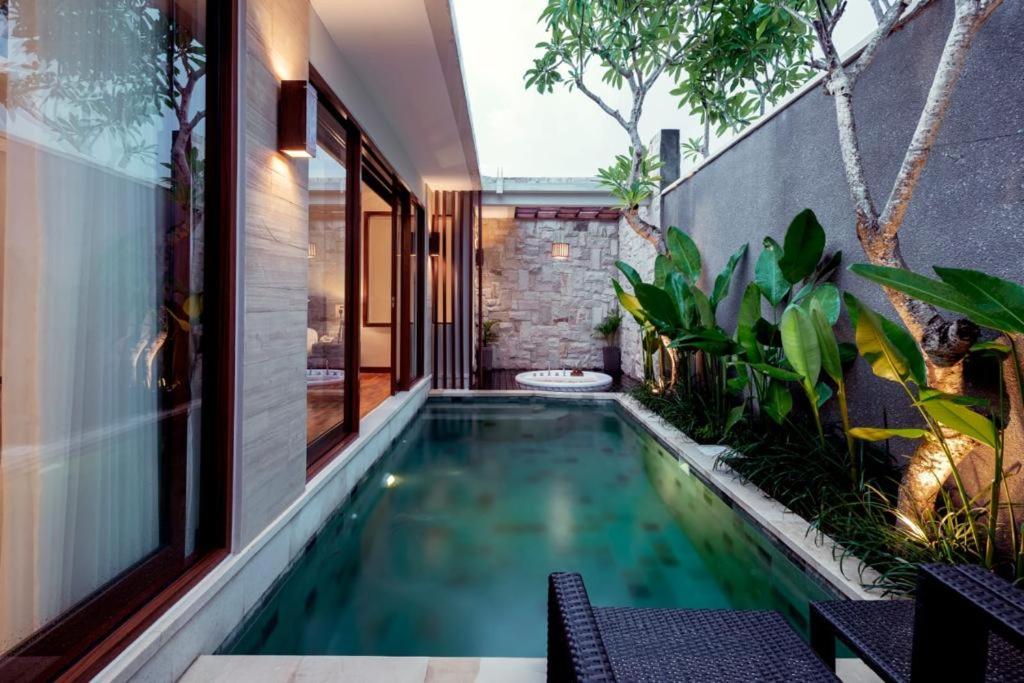 坎古Sanata Luxury Villa的房屋中间的游泳池
