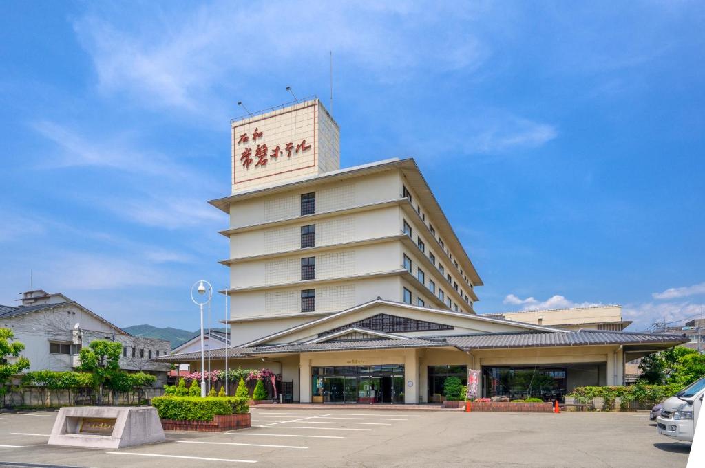 笛吹市Isawa Tokiwa Hotel的一座建筑的顶部有一个钟楼