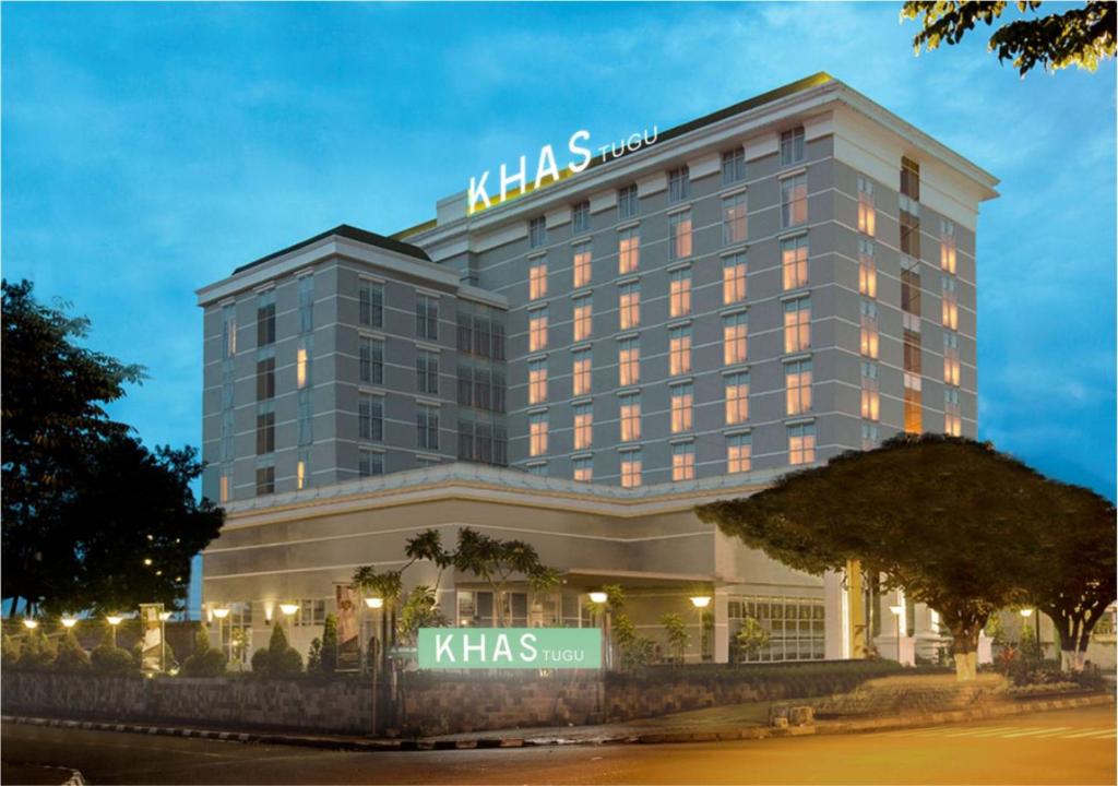 日惹KHAS Tugu Hotel Yogyakarta的夜间 ⁇ 染klas酒店