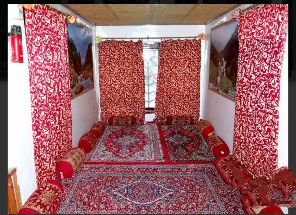 帕哈尔加姆Grand Heritage Resort的卡车后面的一张红色的床