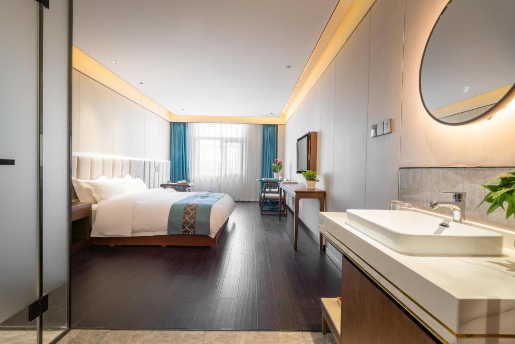 北京唐府中式文化酒店-南锣鼓巷店的一间带床和水槽的酒店浴室