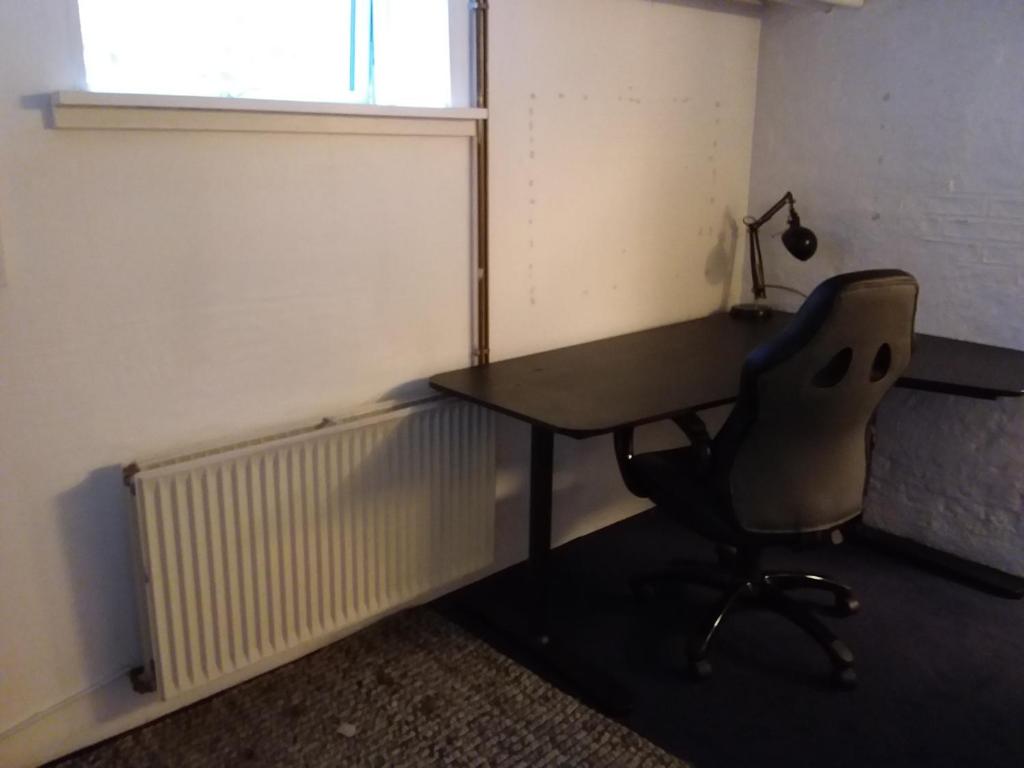 罗斯基勒Københavnsvej的一张桌子和一把椅子的空办公室