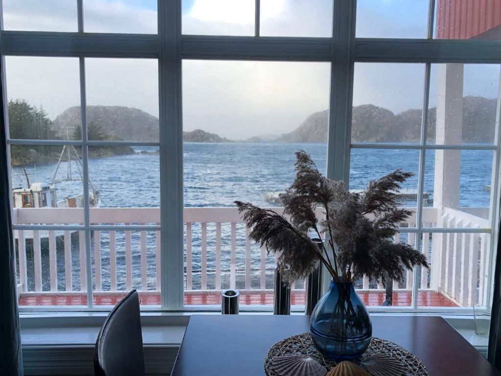 灵达尔Korshamn Rorbuer的一张桌子上的花瓶,享有海景