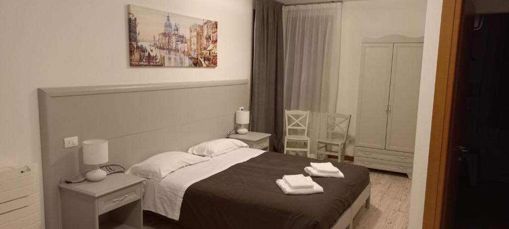 威尼斯Palazzetto Canossa的一间卧室配有一张床,上面有两条毛巾