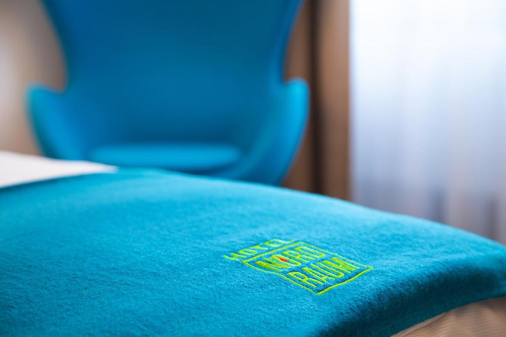 不莱梅诺德拉姆酒店的上面有标志的蓝色枕头