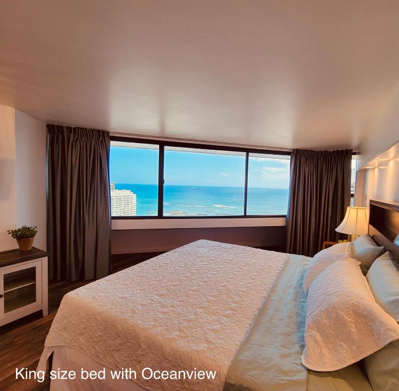 檀香山Waikiki High-rise sea view free parking的一间卧室设有一张大床,享有海景