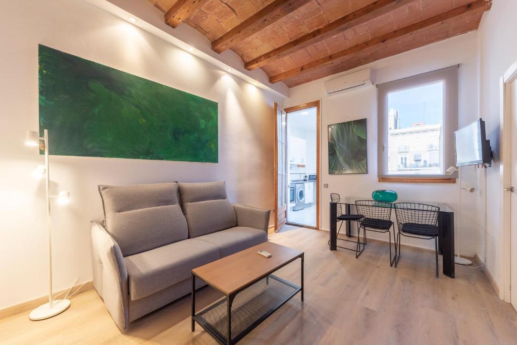 巴塞罗那格拉西亚中心公寓的客厅配有沙发和桌子
