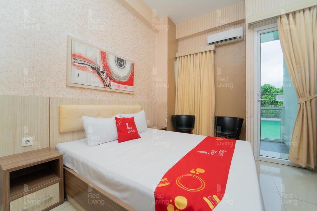 日惹RedLiving Apartemen Vivo Yogyakarta - WM Property的一间卧室设有一张大床和一个窗户。