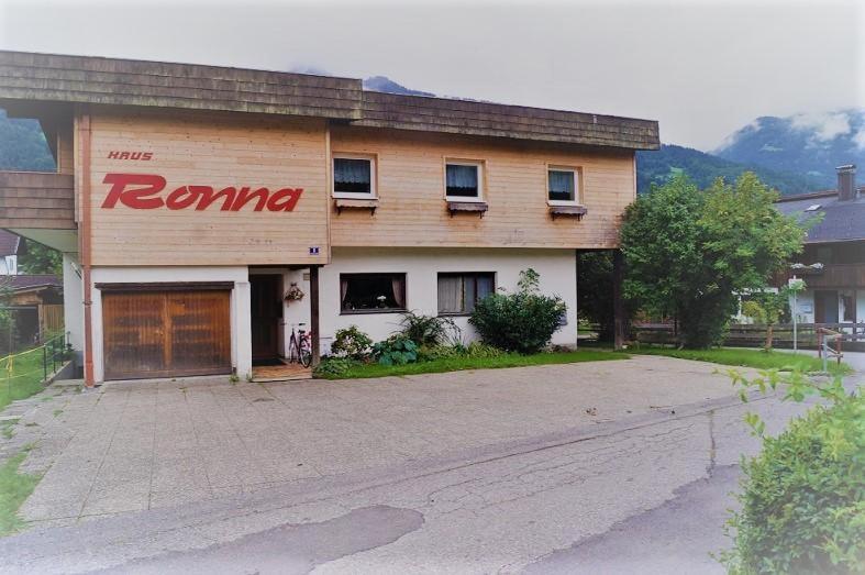 施伦斯Haus Ronna的建筑的侧面有芳香标志
